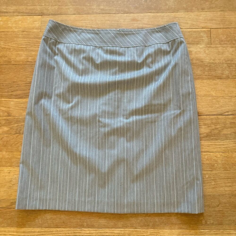 Antonio Melani gray white pinstripe knee length pencil skirt size 12
b4